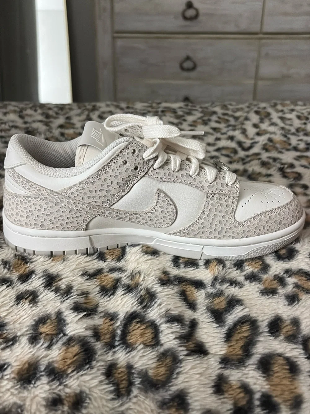 Nike Women’s Cream-White Low-Top Sneaker with Subtle Texture - Picture 4 of 4